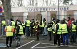 Des "gilets jaunes" devant la sous-préfecture de Calais, le 23 novembre 2018
