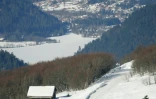 Vue en date du 30 janvier 2006 du domaine skiable de La Bresse-Hohneck, avec en arrière-plan le lac de Longemer