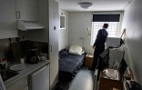 Aage, sans-abri, dans son logement temporaire à Nuuk, au Groenland, le 7 mars 2025