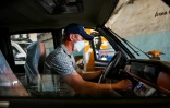 Un employé teste une voiture électrique à l'usine d'assemblage Minerva, le 26 avril 2022 à Santa Clara, à Cuba