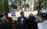 Le maire de Cagnes-sur-Mer, Bryan Masson, s'adresse aux médias devant le Musée Renoir après le vol de quatre oeuvres d'art, le 8 septembre 2026 dans les Alpes-Maritimes