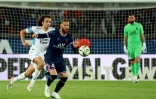 Le défenseur espagnol Sergio Ramos, sous la pression du milieu de terrain Matteo Guendouzi, lors du match de la 32e journée de Ligue entre le PSG et l'OM, le 17 avril 2022 au Parc des Princes