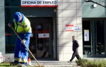 Un employé municipal travaille devant un bureau pour l'emploi le 23 janvier 2014 à Madrid