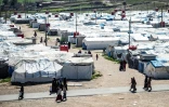 Des femmes et enfants au milieu des tentes du camp de Roj, dans le nord-est de la Syrie, le 28 mars 2021
