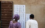 Des électeurs consultent les listes électorales avant un référendum sur la Constitution, le 18 juin 2023 à Bamako, au Mali