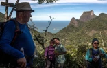 Des touristes sur un chemin de randonnée qui fera partie du futur sentier de 8.000 à travers le Brésil, le 21 juillet 2019 à Rio de Janeiro