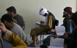 Un tabilan (c) suit un cours d'économie dans une université de Kaboul, le 7 juin 2022 en Afghanistan