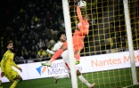 Le gardien nantais Alban Lafont intervient devant le Niçois Dante, le 2 décembre 2023 à Nantes