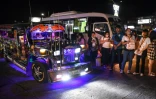 Un jeepney, Jeep customisée entrée dans le folklore philippin, le 30 janvier 2024 à Manille