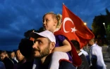 Des Turcs attendent à Istanbul, le 24 juin 2018, le résultat des élections présidentielle et parlementaires alors que le décompte des voix a débuté