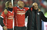 L'entraîneur du Chili Jorge Sampaoli (d) exulte après la victoire face à l'Argentine en finale de la Copa America, le 5 juillet 2015 à Santiago