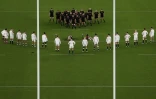 Les joueurs du XV de la Rose défient les All Blacks durant le haka lors de la demi-finale du Mondial de rugby, le 26 octobre 2019 à Yokohama