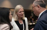 La ministre canadienne de l'Environnement Catherine McKenna (c) s'entretient avec le représentant de la Chine pour le Changement climatique, Xie Zhenhua (d), le 16 septembre 2017 à Montréal