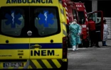 Des infirmiers et des ambulances devant le centre des urgences pour Covid-19 de l'hôpital Santa Maria à Lisbonne, le 28 janvier 2021