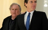 Gérard Depardieu, à gauche, et son avocat Jérémie Assous, à droite, le 26 mars 2025, au tribunal judiciaire de Paris