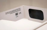 Des lunettes d'observation d'éclipse, certifiées conformes à la norme de sécurité internationale ISO 12312-2:2015 en vente chez un opticien à Palma de Majorque, le 25 juin 2026 en Espagne