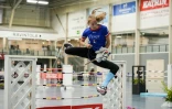 Une participante concourt dans la catégorie saut d'obstacles des Championnats finlandais de cheval bâton dans l'arène sportive de Seinäjoki, le 15 juin 2024