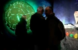 Des visiteurs de l'exposition "Superman, le héros aux mille et une vies" lors du 52ème Festival International de la Bande Dessinée à Angoulême, le 30 janvier 2025 en Charente
