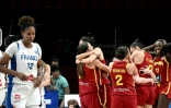 La Française Iliana Rupert (premier plan) et la joie des Espagnoles après la demi-finale de l'Euro de basket entre le France et l'Espagne au Pirée (Grèce) le 27 juin 2025