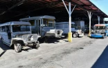Des carcasses de jeepneys, ces Jeeps customisées fabriquées à l'origine à partir d'automobiles abandonnées par l'armée américaine à la fin de la Seconde guerre mondiale, le 3 avril 2024 dans un hangar de la banlieue de Manille