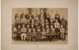 Photo de classe d'une école communale à Paris en 1890, exposée au musée national de l'Ecuation à Rouen