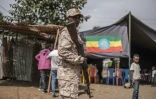 Un membre des Forces spéciales Amhara garde un bureau de vote pendant que le matériel électoral est en cours d'acheminement, à Bahir Dar, en Ethiopie, le 20 juin 2021