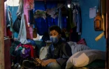 Jonathan Figueroa, 14 ans, assis dans une chambre qu'il partage avec sa mère, dans le sous-sol d'un bâtiment d'un ministère à Caracas, le 9 octobre 2020 