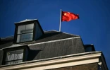 Un drapeau chinois sur le toit de l'ambassade de Chine à Londres, le 18 novembre 2025