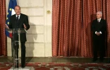 Le président Jacques Chirac prononce une allocution sous le regard de son conseiller Jérôme Monod, le 15 février 2005 au palais de l'Elysée à Paris