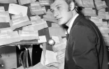 Johnny Hallyday le 25 novembre 1965 dans sa loge tapissée de télégrammes d'encouragement, avant un concert à l'Olympia