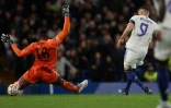 L'attaquant français Karim Benzema marque son 3e but face au gardien sénégalais de Chelsea, Edouard Mendy, lors du quart de finale aller de la Ligue des Champions, le 6 avril 2022 au Stade de Stamford Bridge