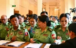Des officiers de l'armée, membres du Parlement de Birmanie à Naypyidaw le 16 mars 2026