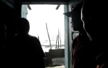 Des hommes regardent la mer à West Point, Monrovia, le 15 juin 2016