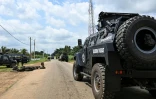 Un véhicule de la gendarmerie dans le village de Lopou, près de Dabou, lors de la présidentielle ivoirienne le 25 octobre 2025
