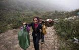 Deux hommes marchent en direction du village de Zhondong en Chine le 6 novembre 2016
