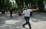 Des personnes pratiquent le tai-chi dans un parc à Pékin, le 30 avril 2020