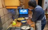Karin Hofbauer, 62 ans, donne un cours de pâtisserie en ligne depuis la cuisine de sa maison, le 12 mars 2021 à Vienne