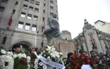 Couronnes de fleurs au pied de la statue de l'ancien président chilien Salvador Allende à Santiago le 11 septembre 2023.