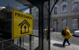 Un panneau annonçant la présence d'un abri situé dans un parking souterrain dans le centre de Vilnius, le 28 mai 2026