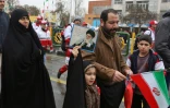 Une fillette iranienne brandit un portrait du guide suprême, l'ayatollah Ali Khamenei, lors des commémorations du 40e anniversaire de la Révolution islamique, le 11 février 2019 à Téhéran 