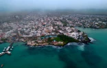 Vue aérienne de Puerto Ayora, dans l'archipel des Galapagos, le 11 mai 2024 en Equateur