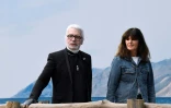Karl Lagerfeld (G) et Virginie Viard (D) qui lui succède chez Chanel, à Paris, le 2 octobre 2018