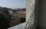 Un immeuble résidentiel endommagé par une attaque de drone russe, dans le centre de Kharkiv, le 11 juillet 2025 en Ukraine