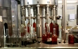 Des bouteilles de cognac à Jarnac-Champagne, le 20 mars 2025 dans le sud-ouest de la France