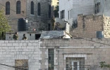 Image d'archives prise le 21 octobre 2015 montrant des membres des forces de sécurité israéliennes sur le toit d'une maison à Hébron pendant des affrontements avec des manifestants palestiniens