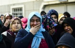 Les proches de Fatih Cakmak, l'une des victimes de la fusillade dans la discothèque Reina, lors de ses funérailles le 2 janvier 2017 à Istanbul 