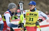 Le vainqueur du combiné de Wengen Matthias Mayer (d) parle avec son dauphin du jour Alexis Pinturault avant le podium, le 17 janvier 2020