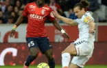 Idrissa Gueye (g), alors milieu à Lille, à la lutte avec le défenseur de Reims Mickael Tacalfred, en L1 au stade Pierre-Mauroy, le 4 avril 2015 