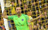Le gardien du PSG Gianluigi Buffon vient d'encaisser un but du Nantais Diego Carlos (d), le 17 avril 2019 Ă Nantes