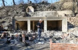 Sebastian Harrison au milieu des ruines calcinées de sa maison après l'incendie de Palisades à Malibu, en Californie, le 21 janvier 2025